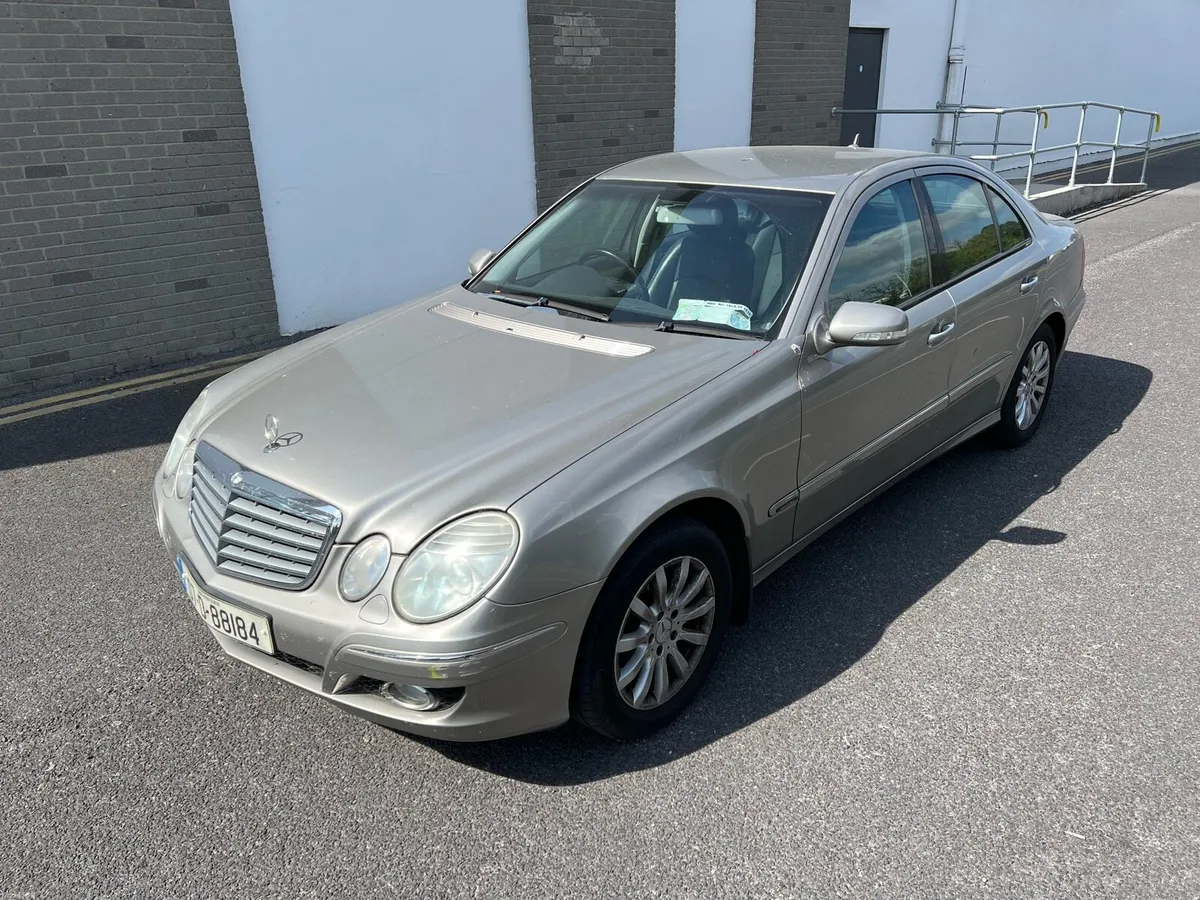 MERCEDES BENZ E200 AUTOMATIC - Image 1