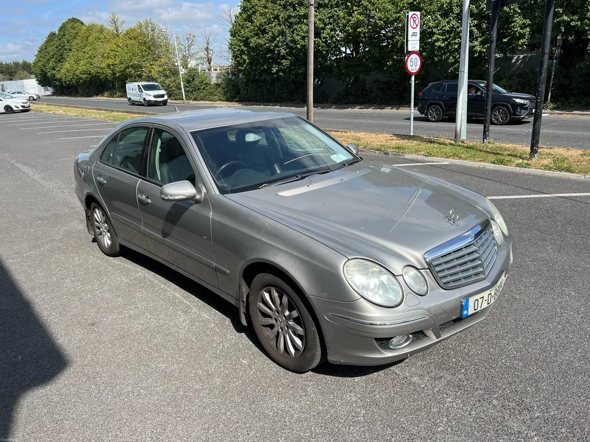 MERCEDES BENZ E200 AUTOMATIC - Image 2