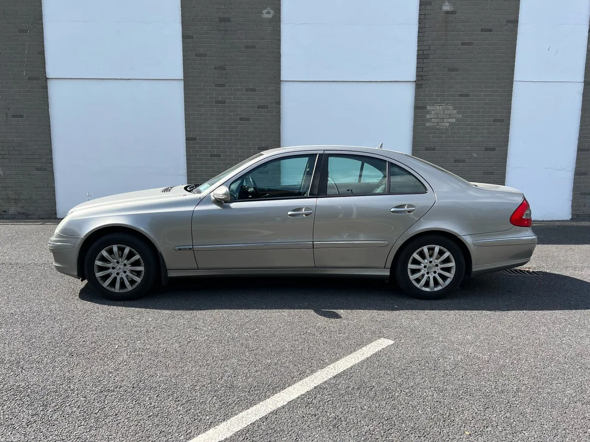 MERCEDES BENZ E200 AUTOMATIC - Image 3