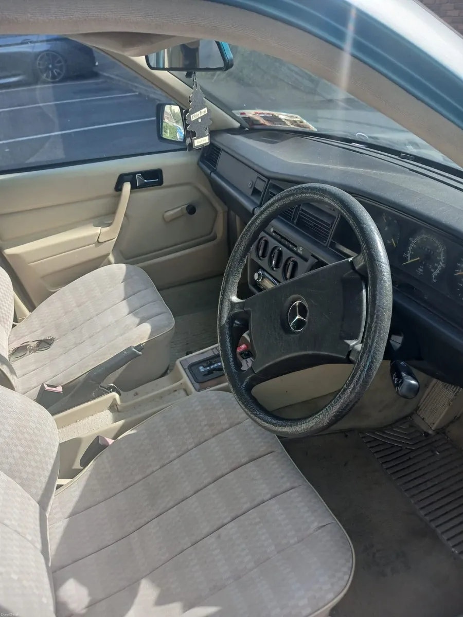 Mercedes Benz E190 1991 - Image 2