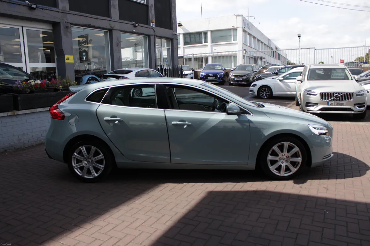 2017 VOLVO V40 D4 INSCRIPTION 5DR HATCHBACK AUTO - Image 3