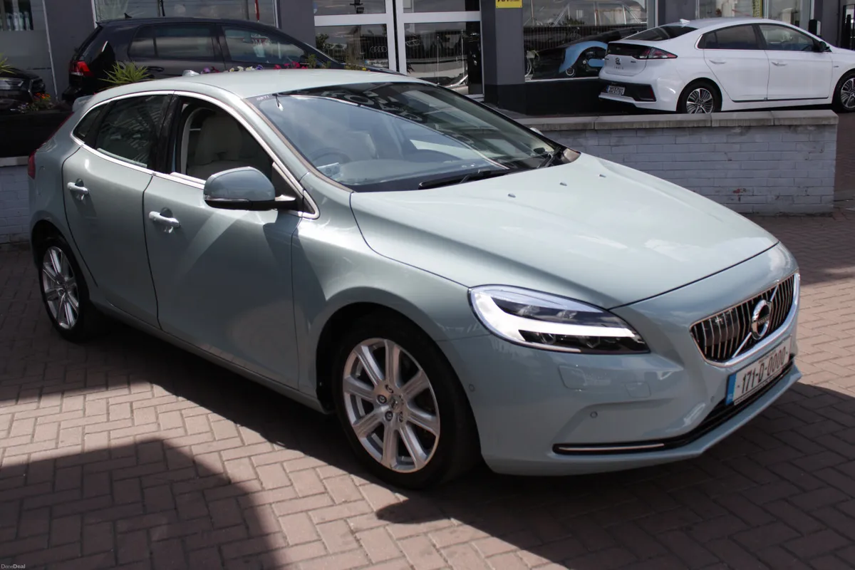 2017 VOLVO V40 D4 INSCRIPTION 5DR HATCHBACK AUTO - Image 2