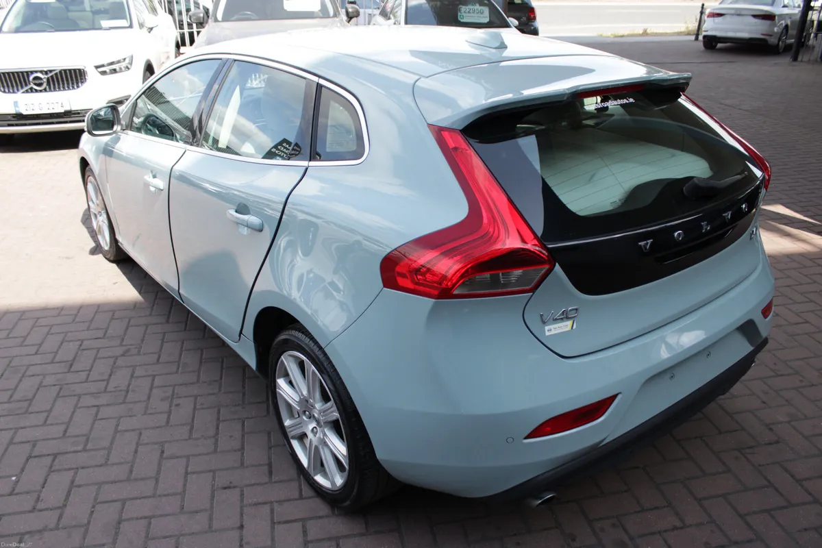 2017 VOLVO V40 D4 INSCRIPTION 5DR HATCHBACK AUTO - Image 6