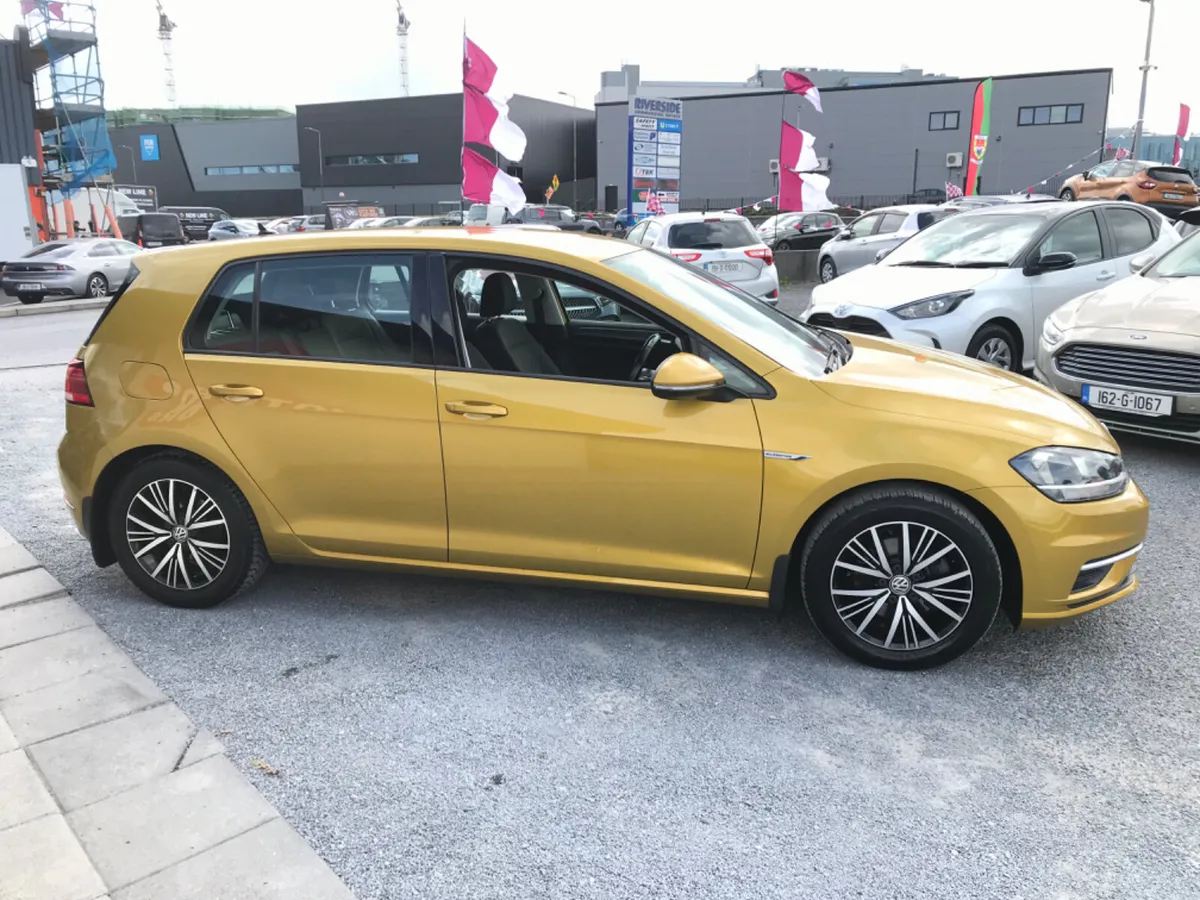 2019 Volkswagen Golf SE NAVIGATION TSI EVO - Image 2