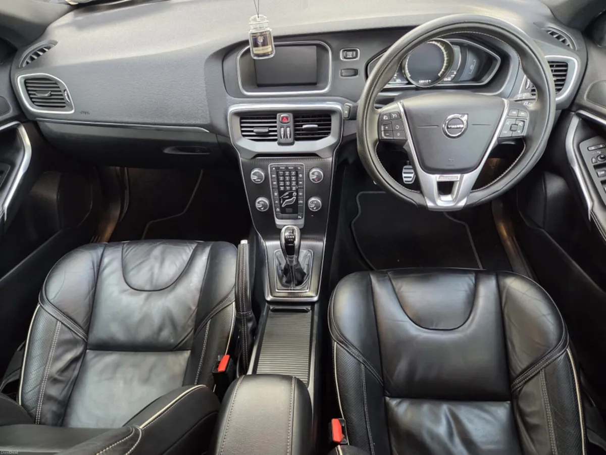 Volvo V40 2.0 D2 R-DESIGN PRO 120BHP 5DR 40 SERIES - Image 4