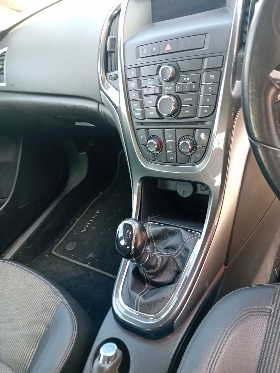 Opel Astra 2013 - Image 2