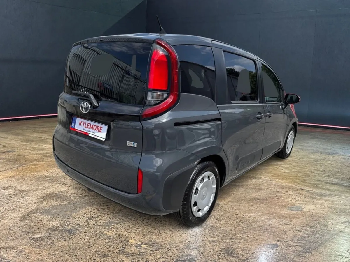 Toyota Sienta 1.5 HYBRID AUTOMATIC 7 SEATER - POWE - Image 3