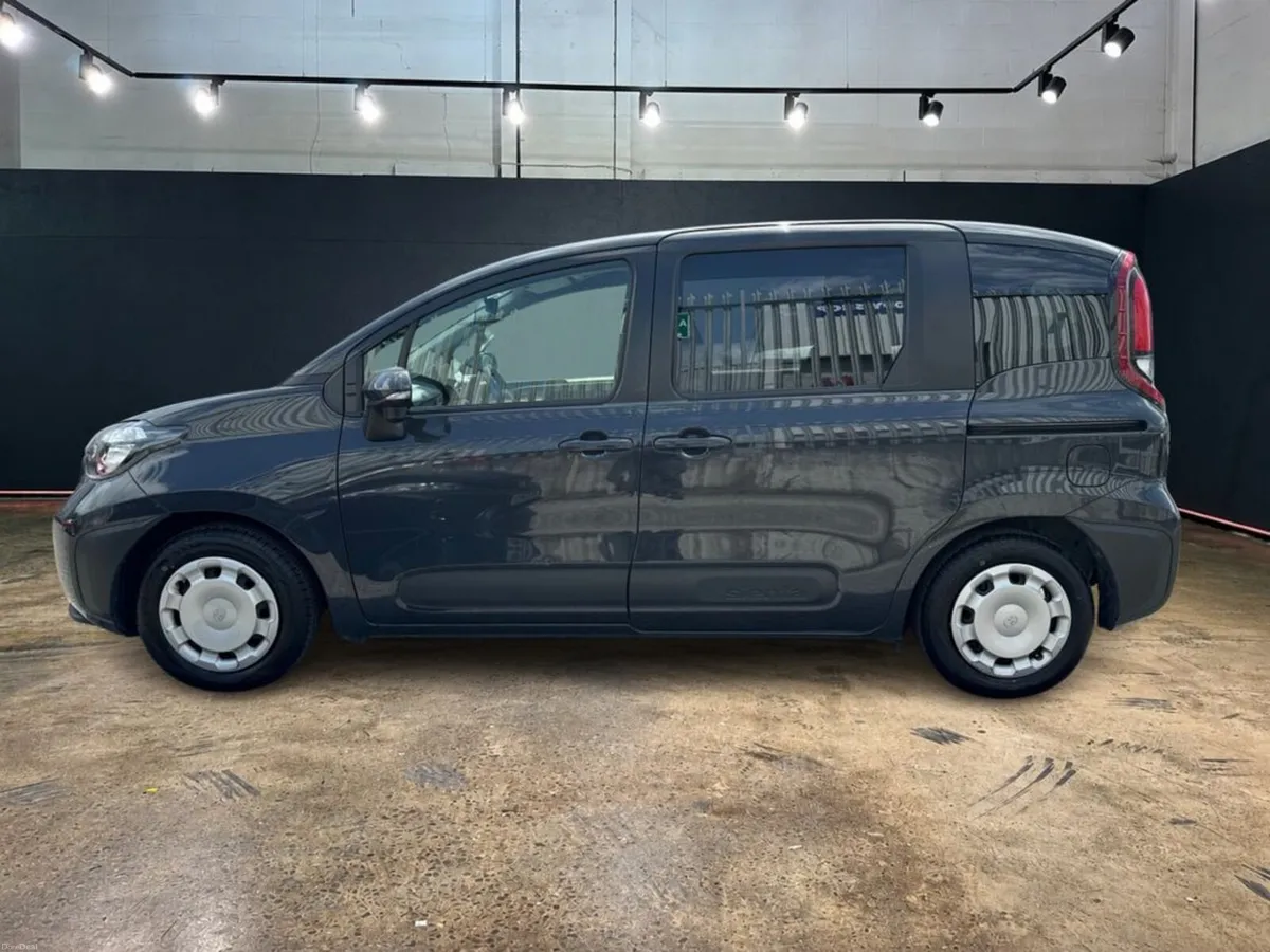 Toyota Sienta 1.5 HYBRID AUTOMATIC 7 SEATER - POWE - Image 6
