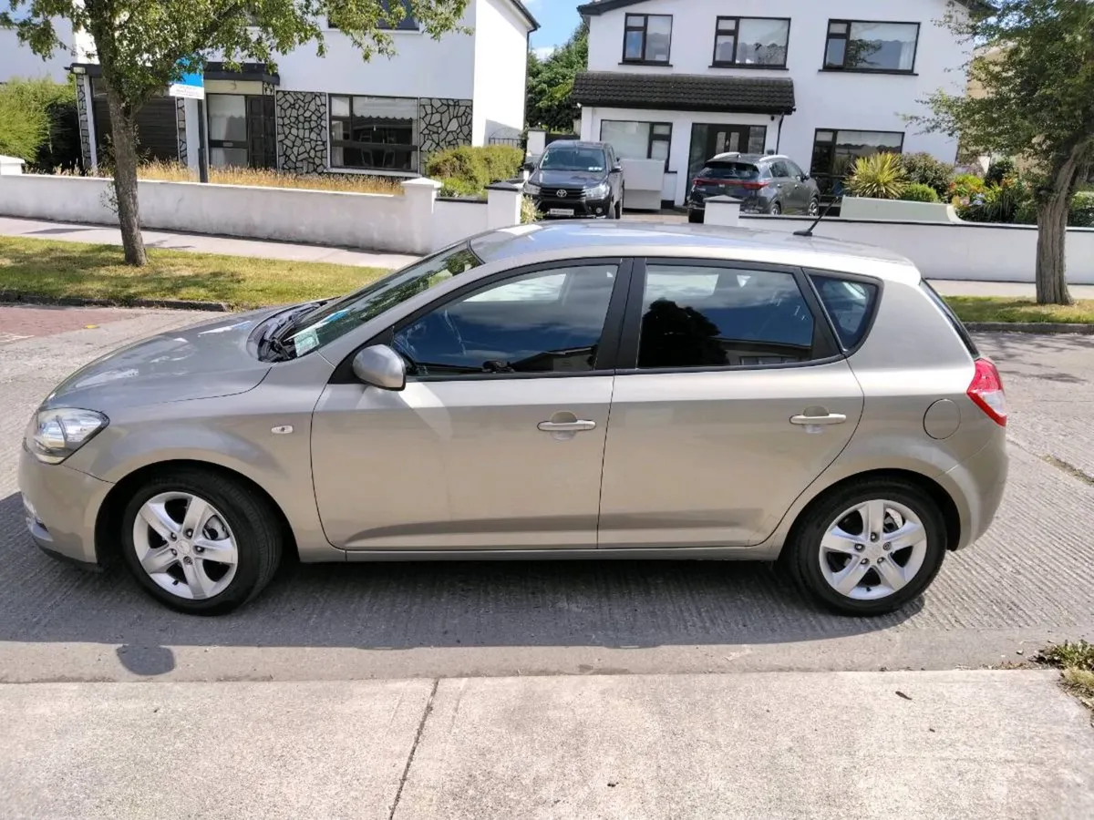 Kia Ceed 1.6 Petrol
Automatic Gearbox 
Nct 07/2027 - Image 3