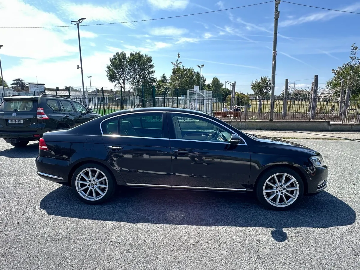 Volkswagen Passat 2011 - Image 2