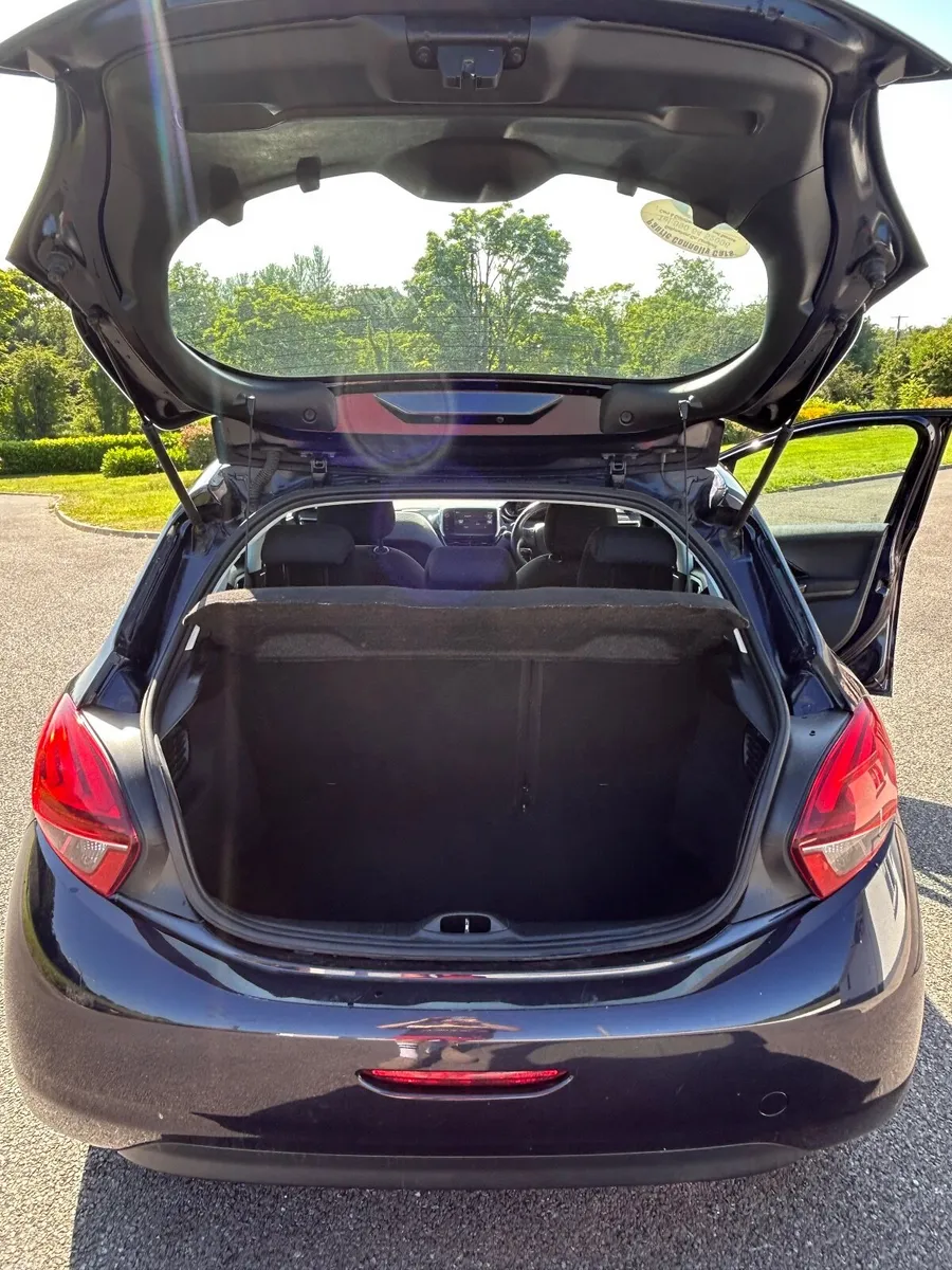 Peugeot 208 2016 (manual) - Image 3