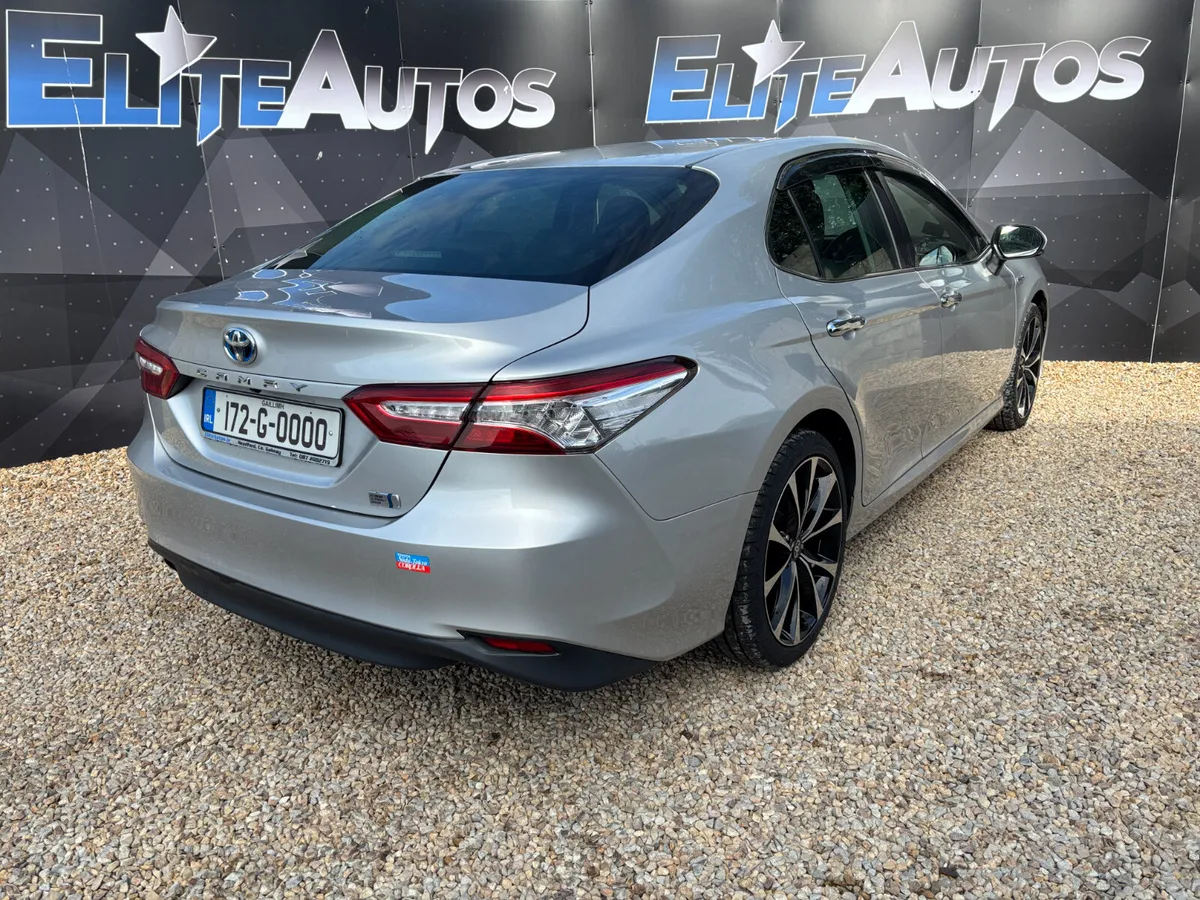 Toyota Camry 2.5 Self Charging Hybrid 2017 low kms - Image 6