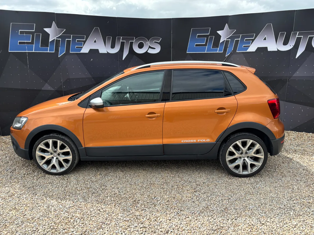 Volkswagen Cross Polo 1.2 Automatic 2015 - Image 2