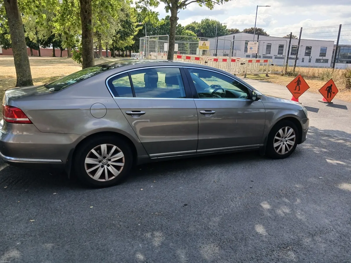 Volkswagen Passat 2011 - Image 2