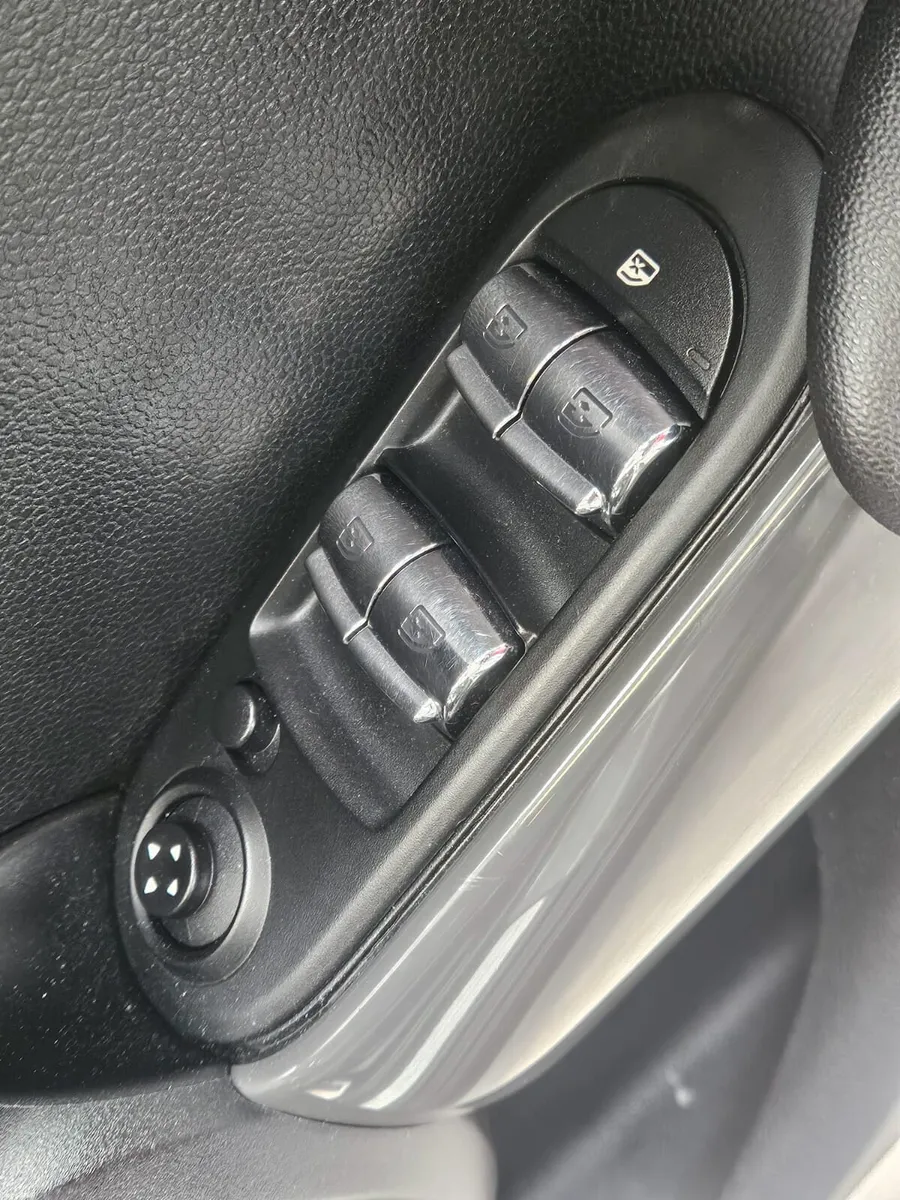 17 MINI COOPER 1.5 PETROL - Image 6