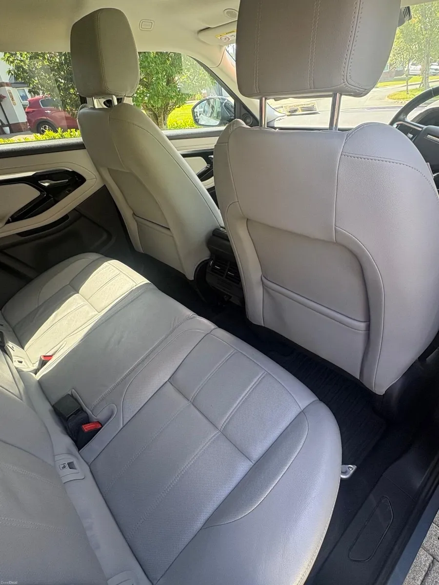 Range Rover Petrol Hybrid 300 PHEV - Image 6