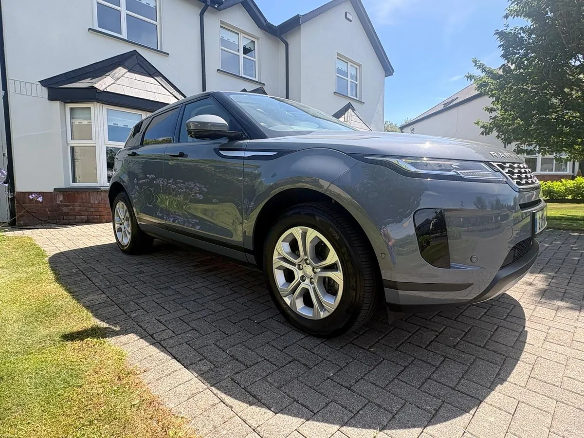 Range Rover Petrol Hybrid 300 PHEV - Image 4