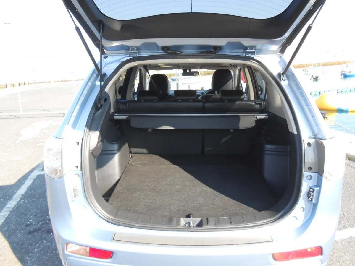 Mitsubishi Outlander PHEV Very High Spec 2015 - Image 5