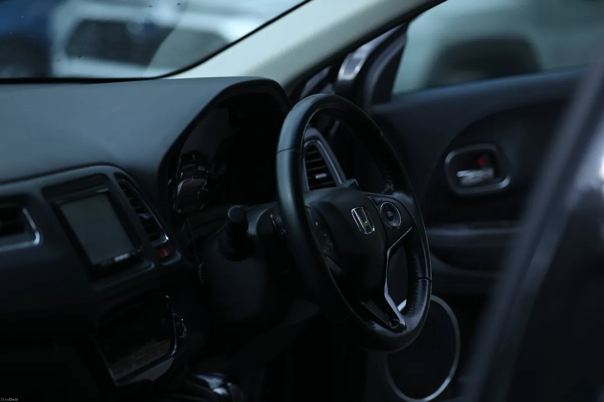 Honda Vezel 2014 Mint condition - Image 3
