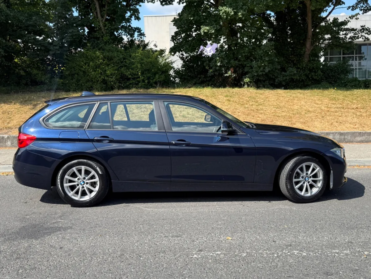 BMW 3-Series 318i se touring - Image 3