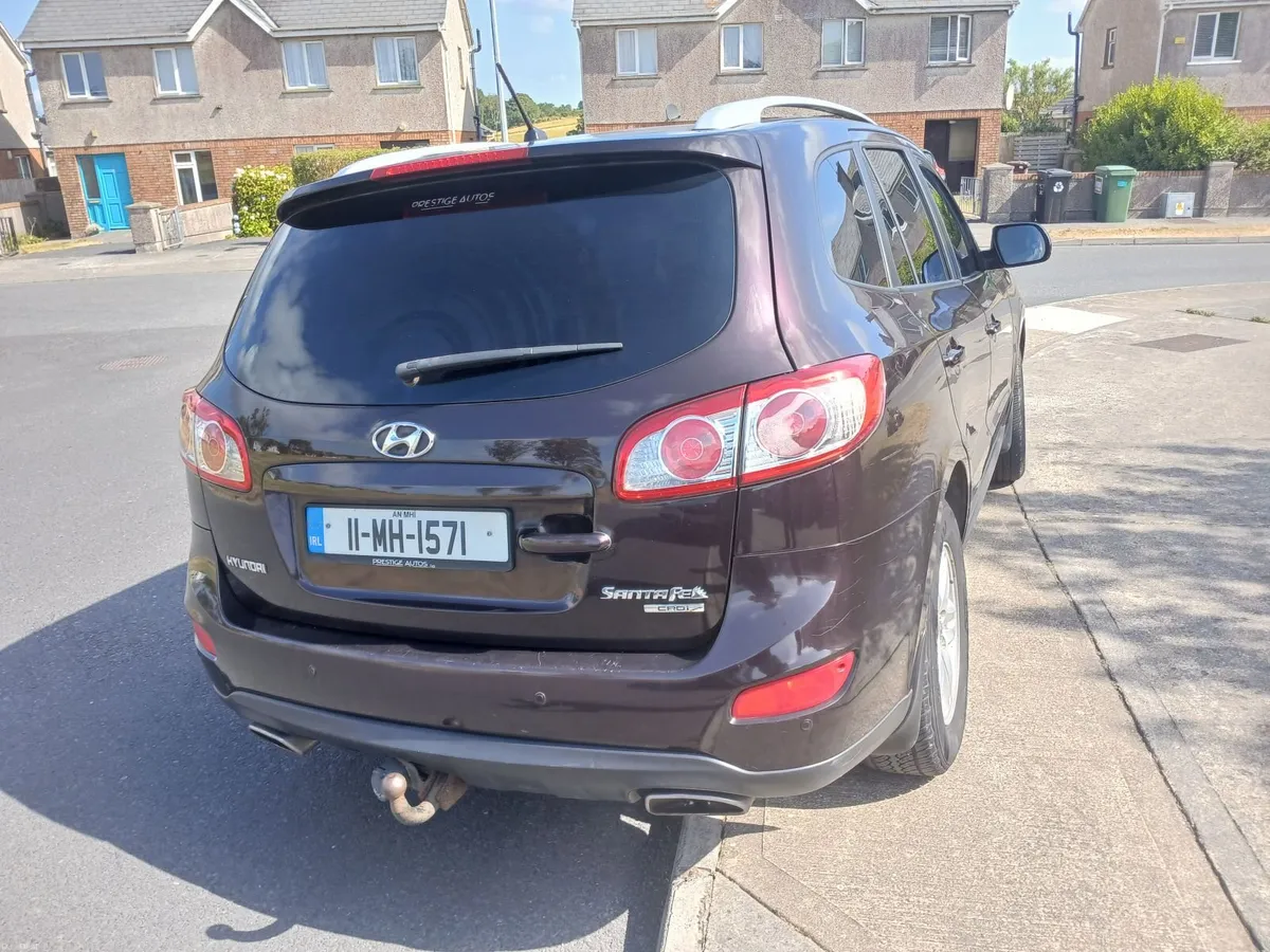 Hyundai Santa Fe 2011 - Image 2