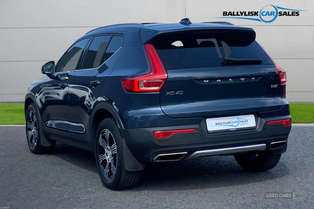 Volvo XC40 2.0 T4 190PS Inscription Auto AWD in Bl - Image 2