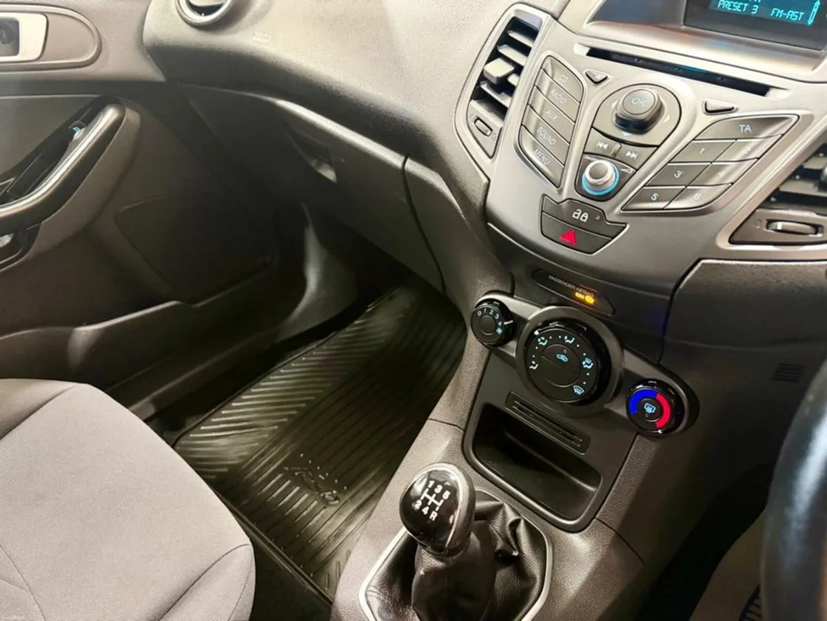 Ford Fiesta ZETEC 1.5 75PS M5 4DR MCA - Image 6