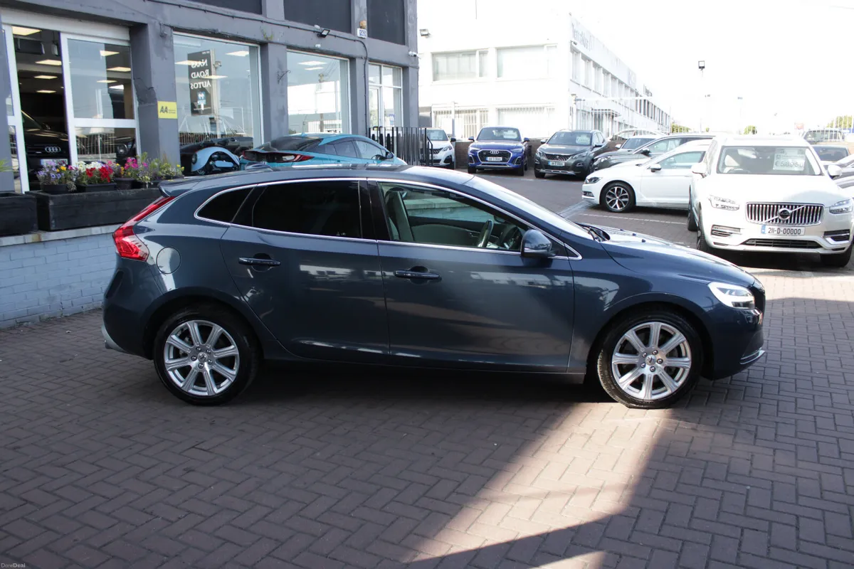 2018 VOLVO V40 D4 INSCRIPTION 5DR HATCHBACK AUTO - Image 3