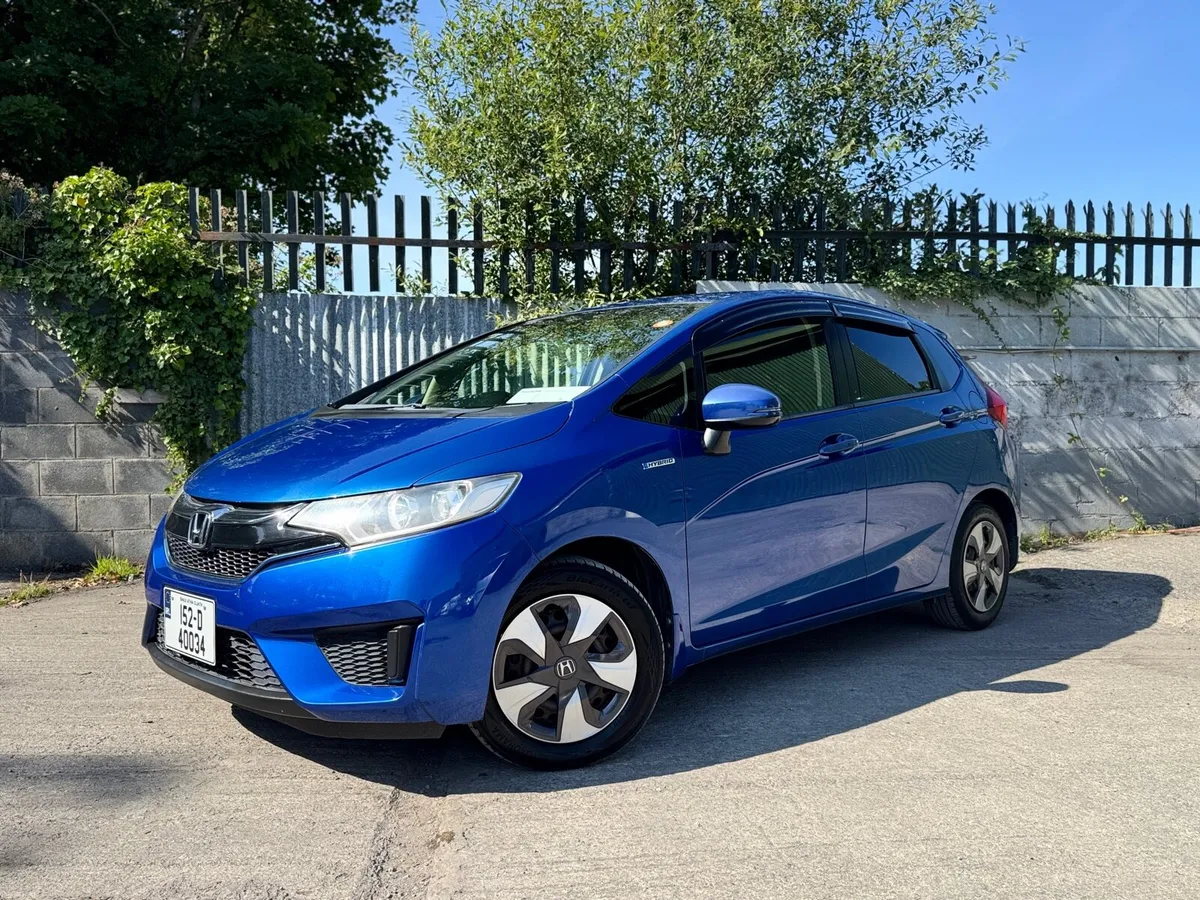 2015 HONDA FIT. NEW NCT & TAX. AUTO 1.5L HYBRID - Image 2