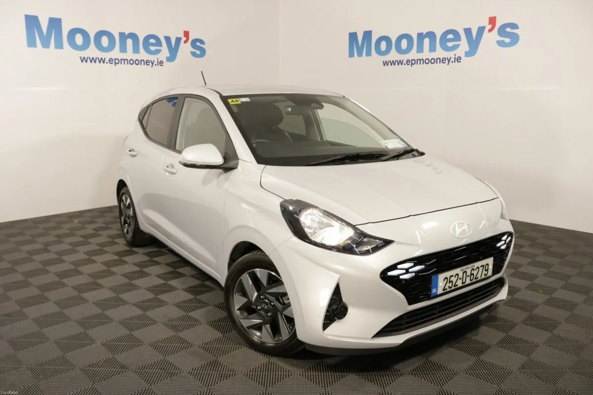 Hyundai i10 DELUXE PLUS 1.0L PETROL HATCHBACK - Image 1