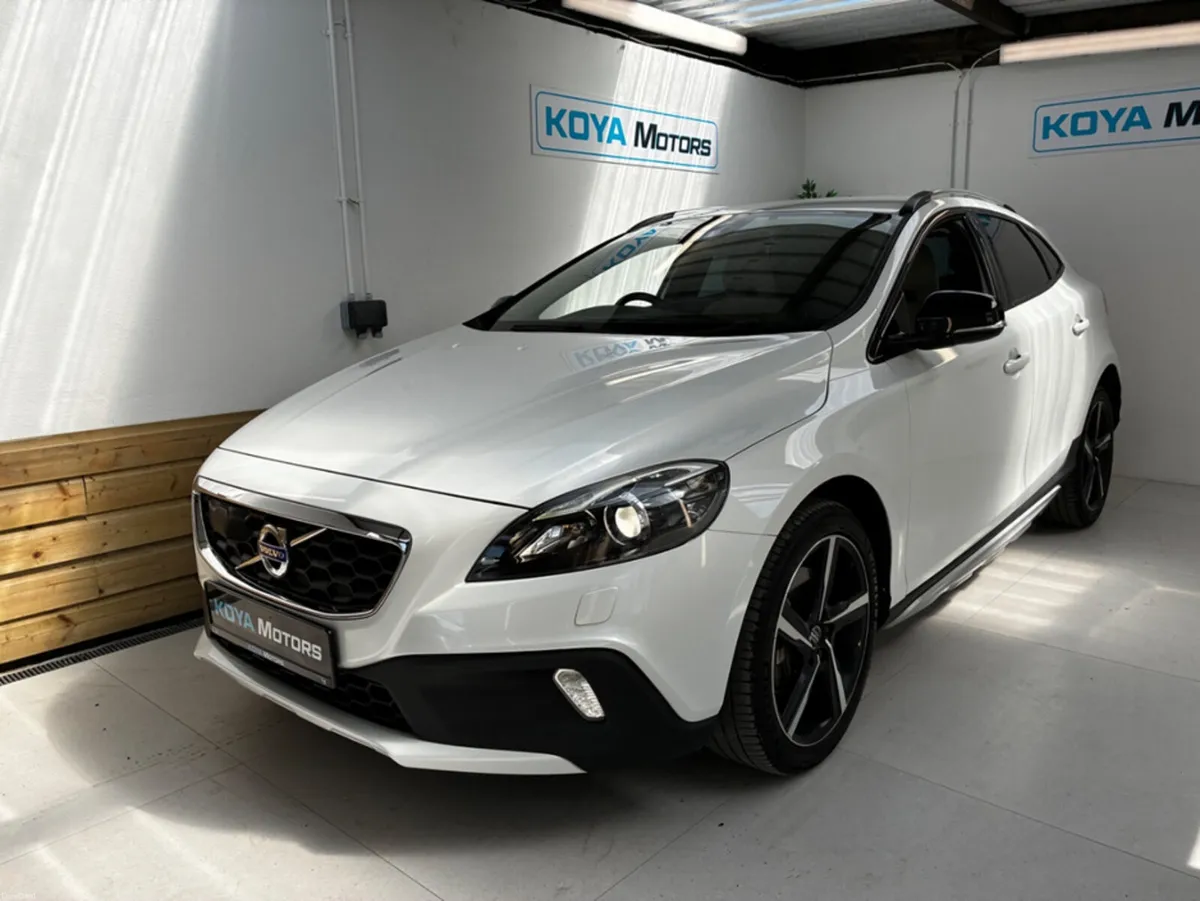 Volvo V40 2.0 D4 CROSS COUNTRY SE LUXURY DIESEL 19 - Image 3