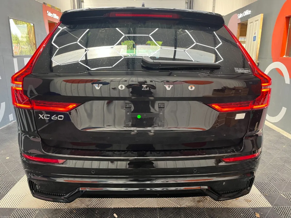 Volvo XC60 2022 VOLVO XC60 T6 PLUG-IN 2.0 AUTOMATI - Image 3