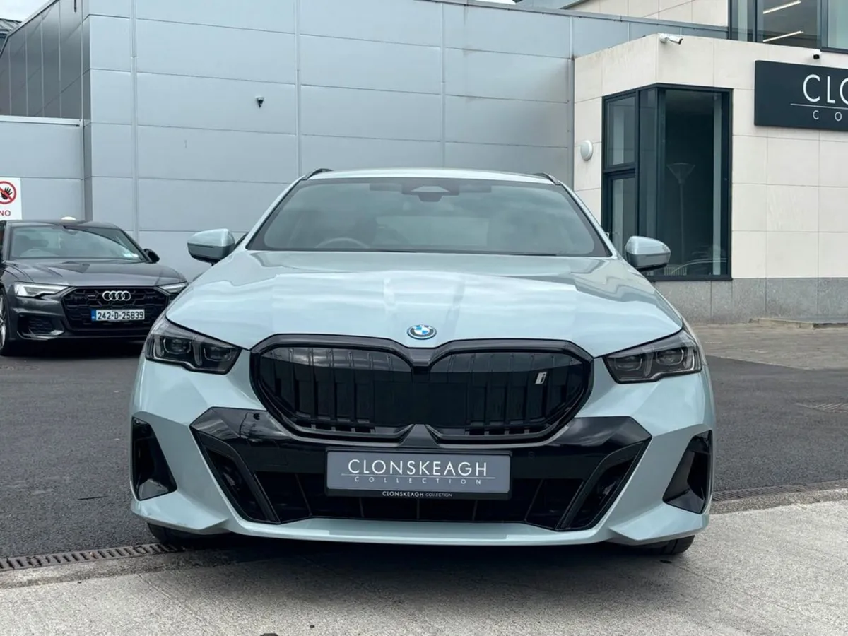 BMW i5 EDRIVE40 M SPORT - Image 3