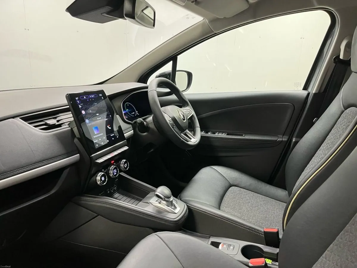 Renault Zoe Techno Boost Charge 50kWh - Reversing - Image 6