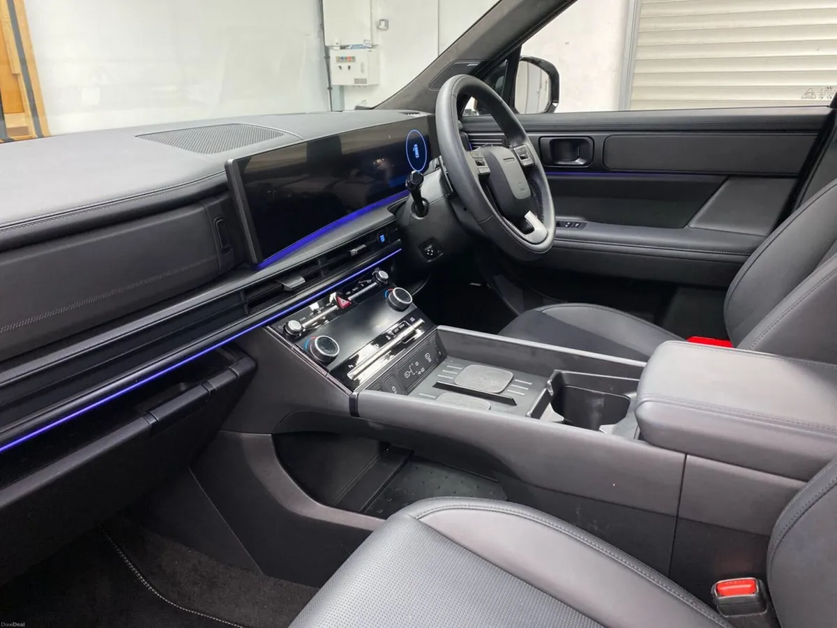 Hyundai Santa Fe 1.6 PHEV 4WD Premium Calligraphy - Image 3