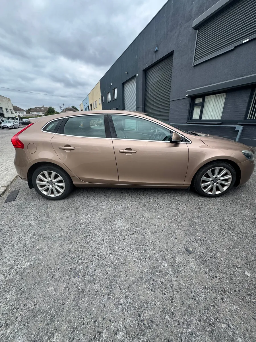 Volvo V40 2013 SE LUX - Image 2