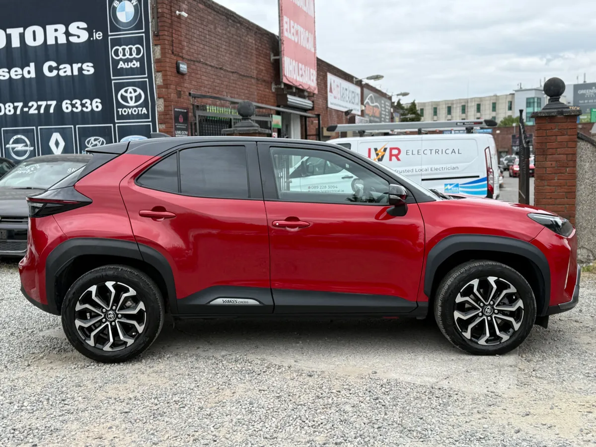 2023 Toyota Yaris Cross 1.5 HYBRID LUNA SPORT AUTO - Image 2