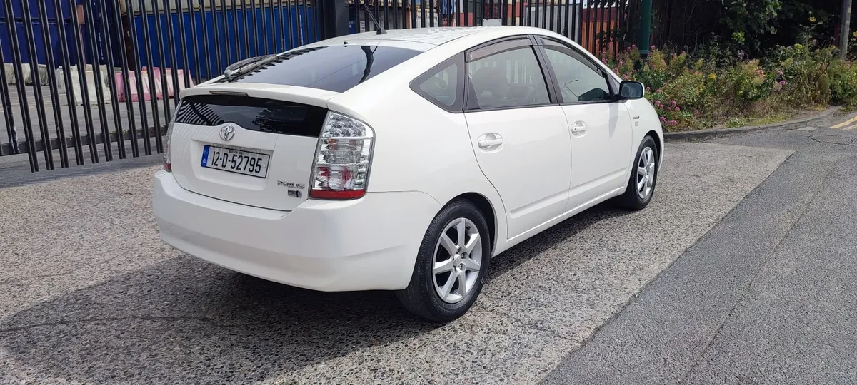 Toyota Prius 2012 - Image 2