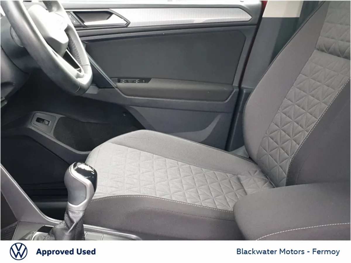 Volkswagen Tiguan 2.0TDI 122BHP LIFE WITH REAR VIE - Image 4