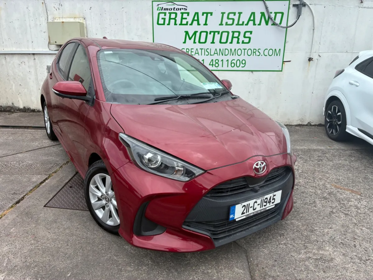 Toyota Yaris 5BA-MXPA10 5DRS - Image 1