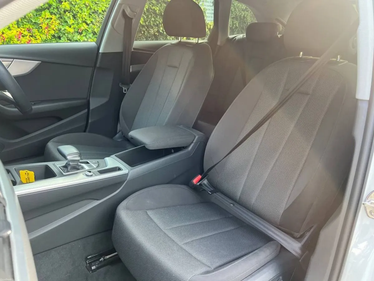 Audi A4 AVANT S-LINE PACK 2.0 TDI AUTO // DIGITAL - Image 6
