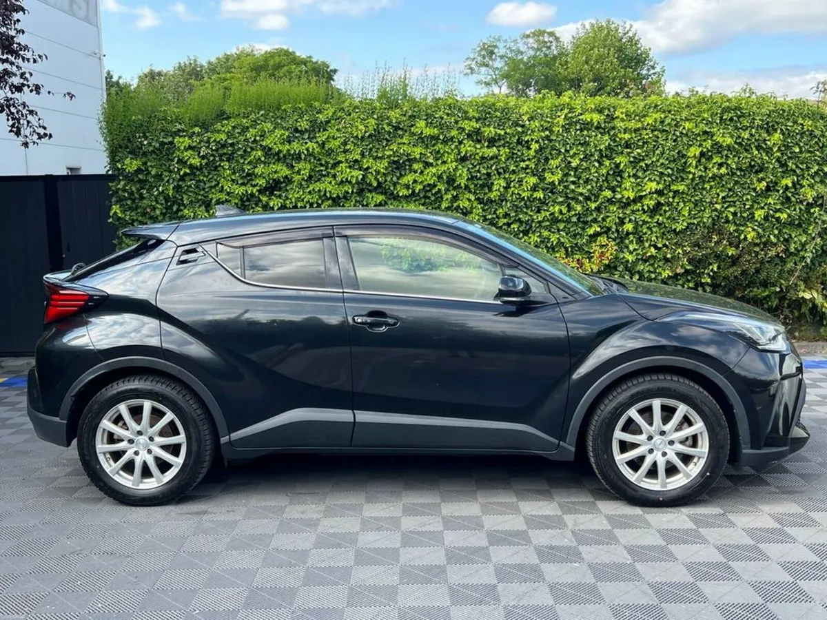 Toyota C-HR 1.8 HYBRID AUTO // APPLE CARPLAY/ANDRO - Image 2
