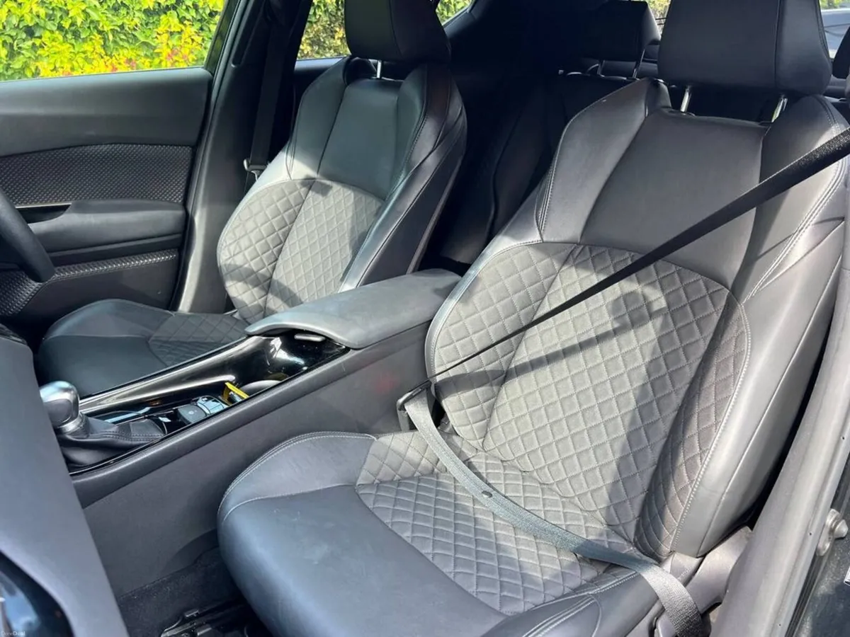 Toyota C-HR 1.8 HYBRID AUTO // APPLE CARPLAY/ANDRO - Image 6