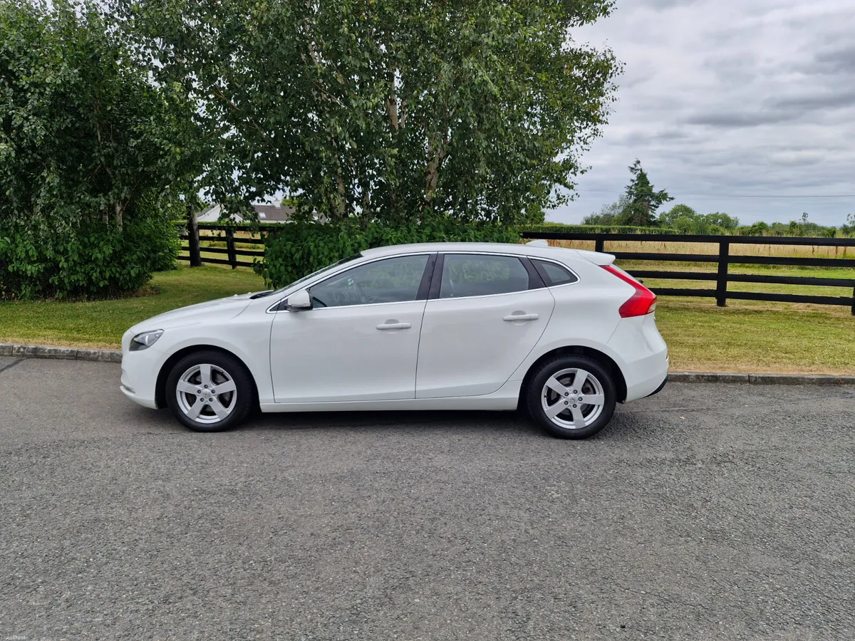 Volvo V40 Diesel (NCT TESTED AND TAXED)!!! - Image 6
