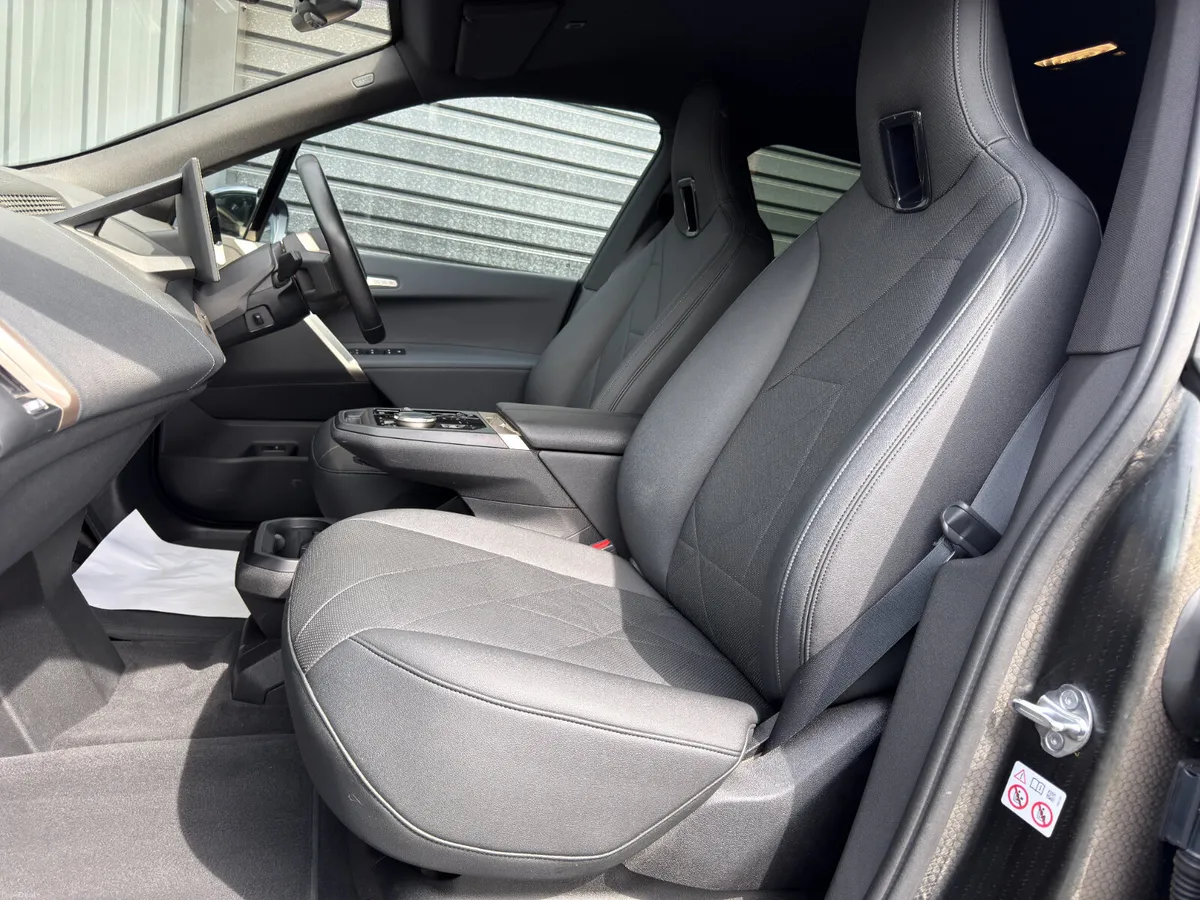 221 BMW iX PANORAMIC SUNROOF - Image 6