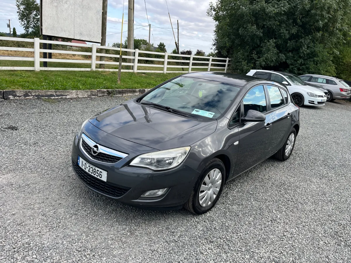 Opel Astra 2011 - Image 1