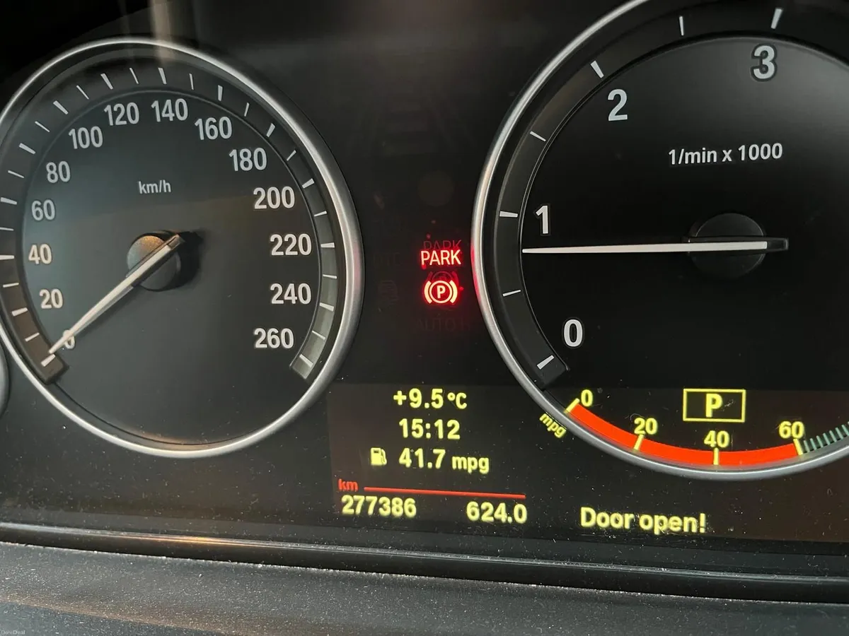 BMW 5-Series 2011 - Image 2