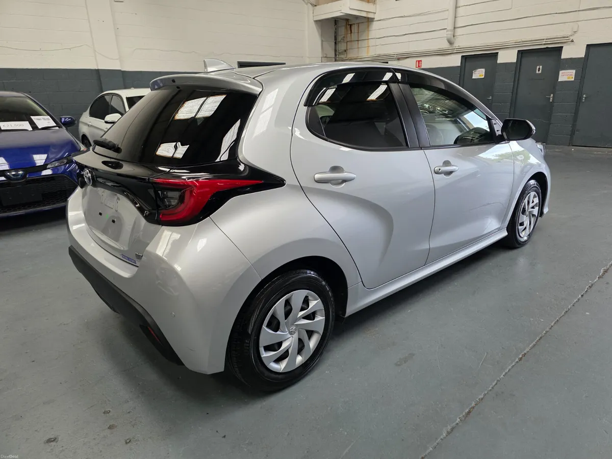 2020 Toyota Yaris Hybrid - Image 6