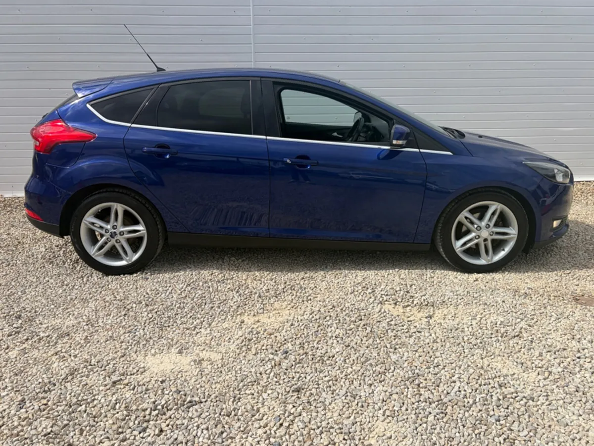 Ford Focus 1.0 ECOBOOST ZETEC 125PS 5DR T - Image 2