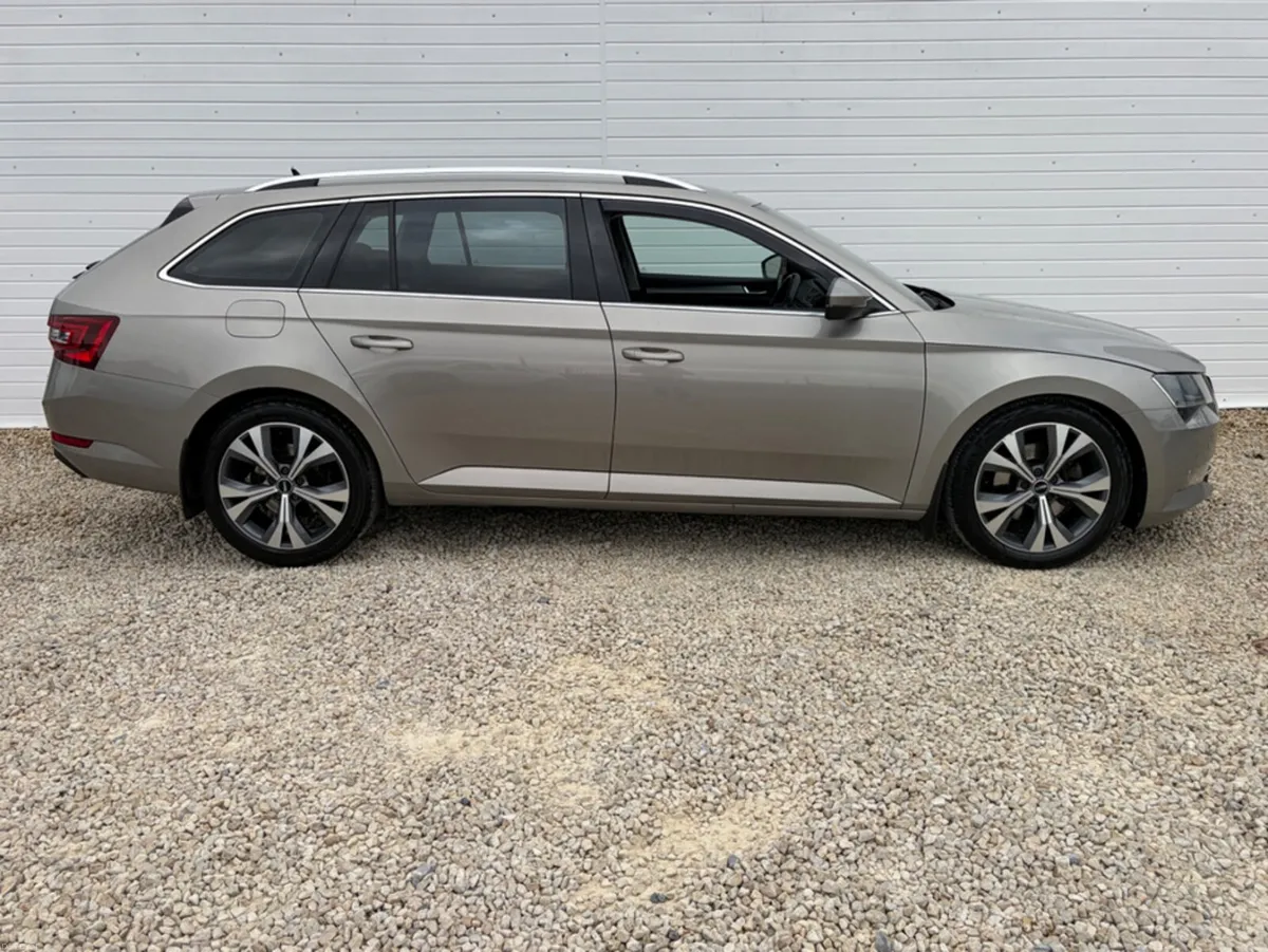 Skoda Superb 2.0 TDI 190HP DSG 4DR COMBI STYLE - Image 2